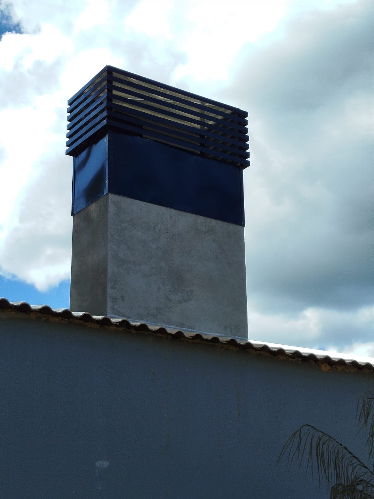 Chaminé com acabamento metálico instalada
